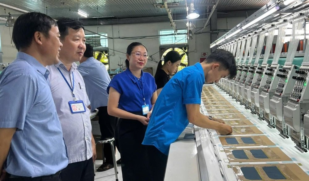 산업 단지 노동조합 위원장이 Gio Linh 봉제 및 무역 주식회사 노동조합의 노동 상황을 파악하면서 업무를 보고 있습니다. 사진: Quang Tri 노동조합