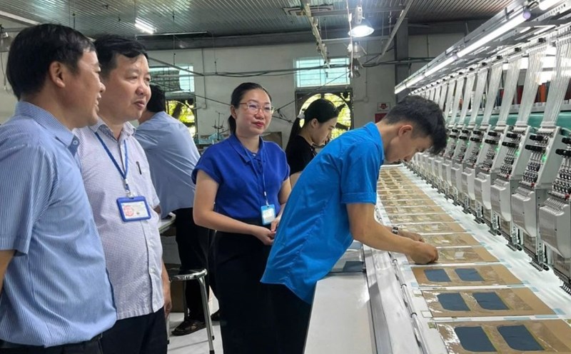 Leaders of the Industrial Park Trade Union worked and grasped the labor situation at the Gio Linh Garment and Trading Joint Stock Company's Trade Union. Photo: Quang Tri Trade Union