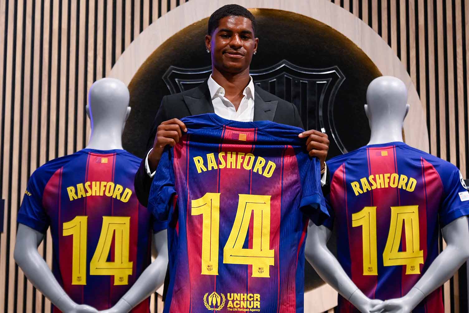 Marcus Rashford da dau quan cho Barcelona. Anh: AFP