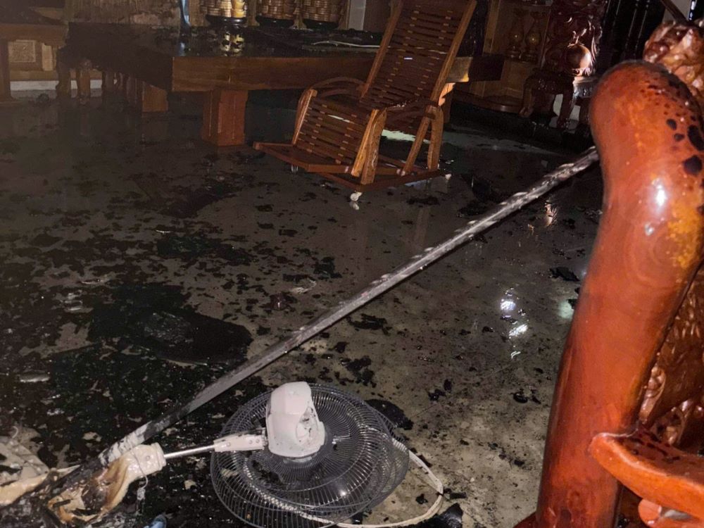 Rescued 5 people trapped in a 2-storey house fire in the middle of the night in Da Nang. Photo: Provided by the police