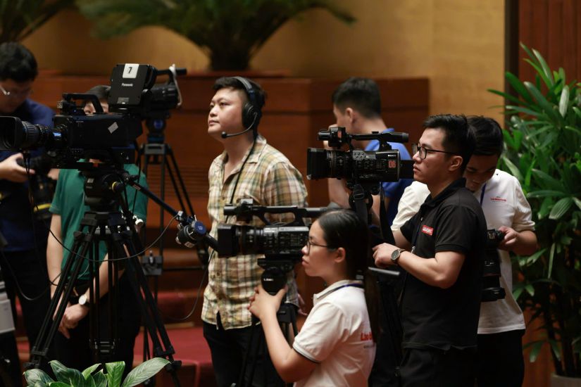 노동 신문 기자들이 행사에서 취재하고 있습니다. 사진: PV 그룹