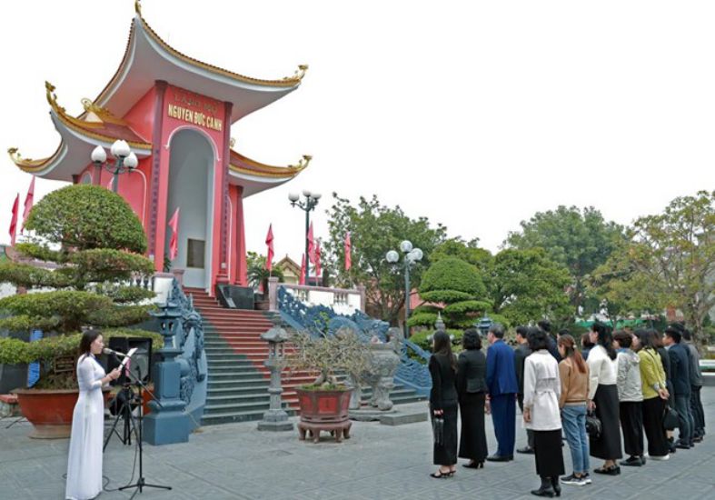 노동 신문 간부 및 기자단은 Nguyen Duc Canh 지도자를 기리기 위해 경건하게 향을 피웠습니다. 사진: To The