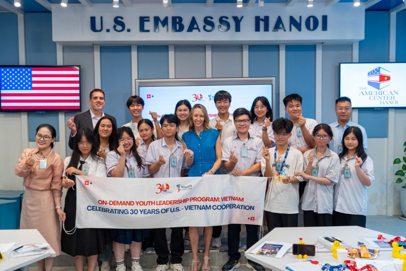 2025년 7월 베트남-미국 수교 30주년을 기념하여 캔자스시티(미국)에서 열린 청소년 리더십 프로그램(ODYLP)에 참가한 베트남 중부 지방 출신 우수 고등학생 14명. 사진: 미국 대사관
