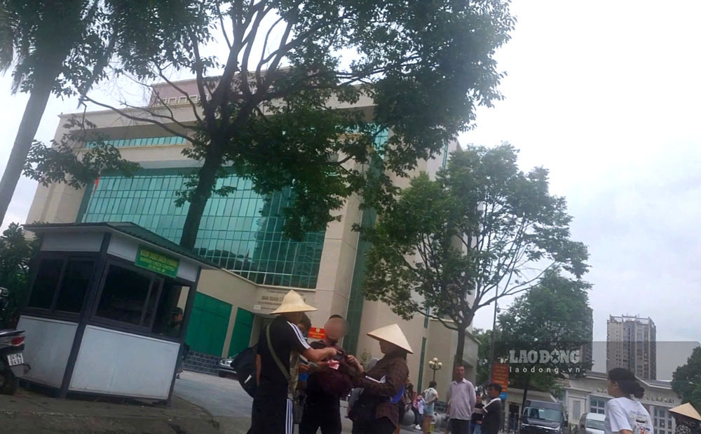 Các đối tượng đổi tiền ngang nhiên ngay trước chốt biên phòng và trung tâm quản lý Cửa khẩu Quốc tế Lào Cai. Ảnh: Trọng Lộc