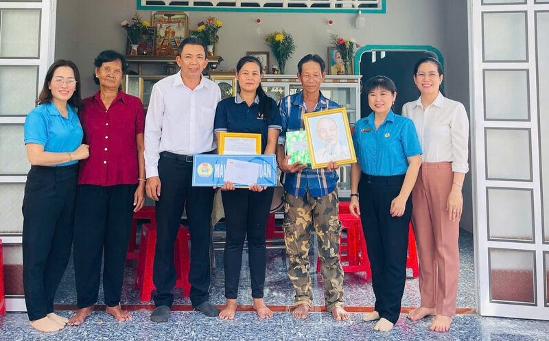 Dai dien LDLD tinh gui loi chuc mung den gia dinh doan vien duoc trao tien ho tro xay nha Mai am cong doan. Anh: Hoang Loc