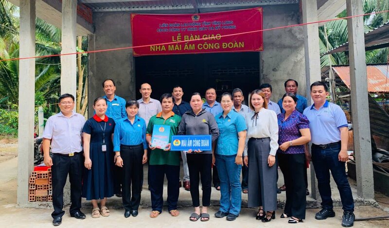 성 노동총연맹은 노동조합의 집을 전달하여 노동조합원들과 어려움을 나누는 간부들을 격려합니다. 사진: 호앙록