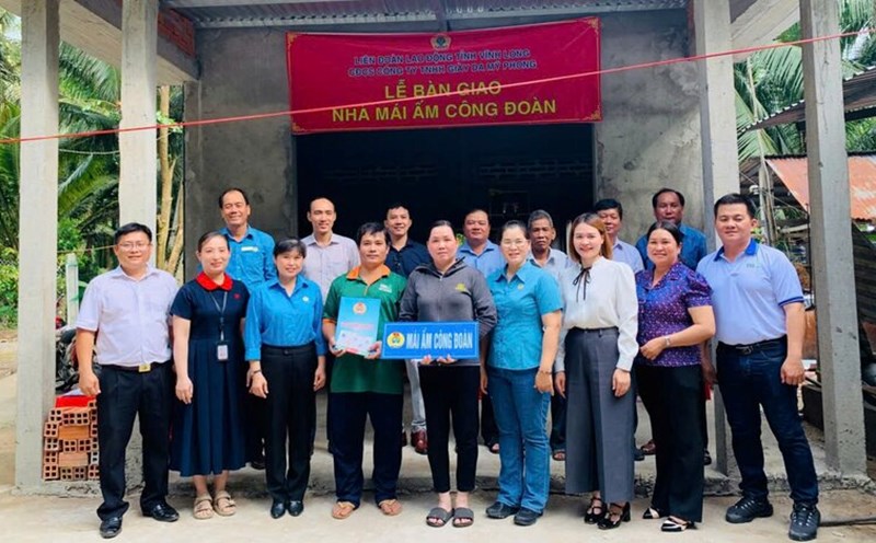 The Provincial Federation of Labor presented the Trade Union Shelter, encouraged, and shared difficulties with union members. Photo: Hoang Loc