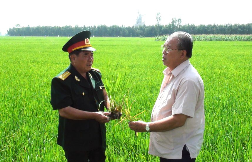 GS.TS Vo Tong Xuan (a droite de la photo) et le colonel Pham Ngoc Trong deux personnes qui ont participe a l'exploitation de Dong Thap Muoi des les premiers jours. Photo : Lam Dien