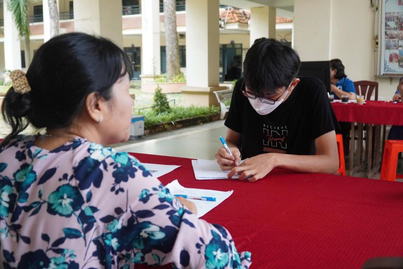 Students submit additional applications for grade 10 in Ho Chi Minh City in 2025. Photo: Chan Phuc