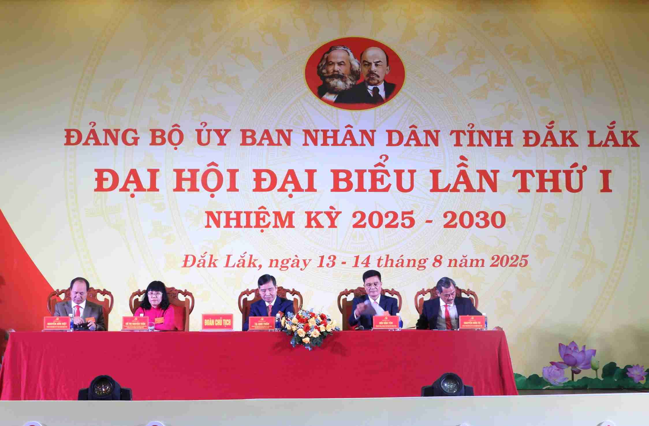 Doan Chu tich dai hoi. Anh: Bao Trung