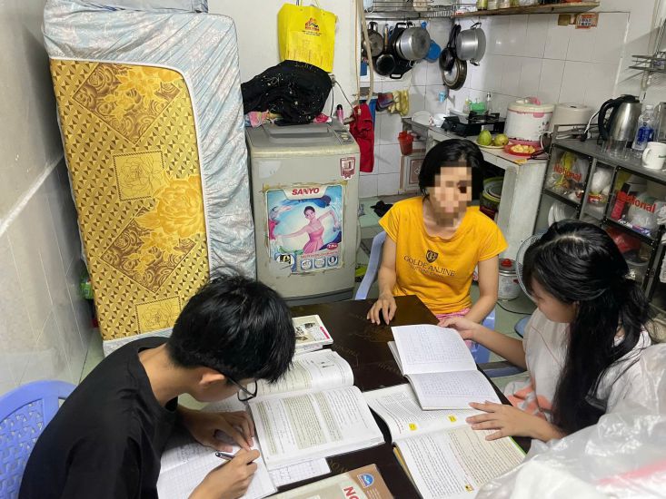 노동 신문의 지원 덕분에 항 씨 모녀는 어려운 시기를 극복할 수 있는 동기를 얻었습니다. 사진: 딘쫑