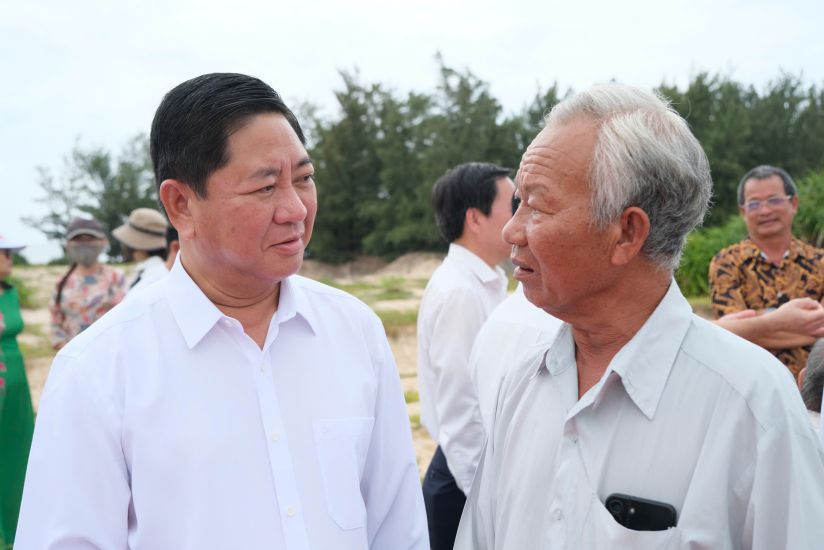 Khanh Hoa Provincial People's Committeeの委員長Tran Quoc Namは、Ninh Thuan原子力発電プロジェクトの計画地域の人々と話しています。写真：Huu Long