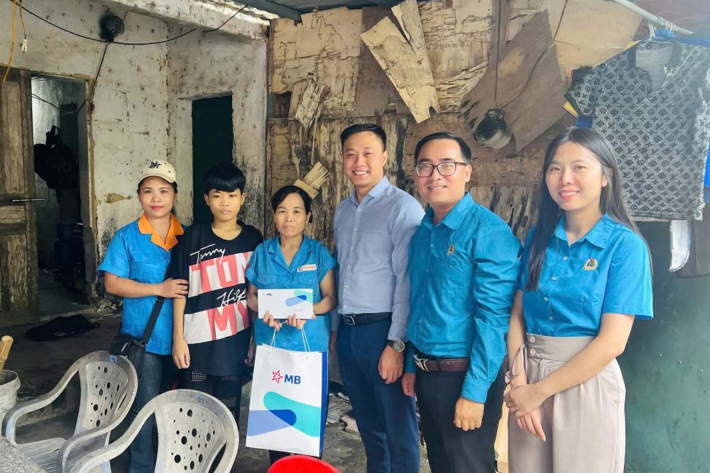 꽝닌 노동조합 간부들이 하숙집 노동자들을 방문하고 있습니다. 사진: 하이린