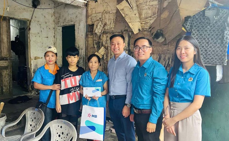 Quang Ninh trade union officials visit workers and laborers in the boarding house. Photo: Hai Linh