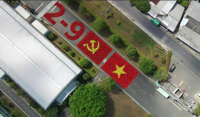 3 000명 이상의 짜빈 Lefaso 노동자들이 8월 31일에 국경일을 기념하여 당 깃발과 조국 깃발 모양을 만드는 데 참여할 것입니다. 사진: 회사 제공