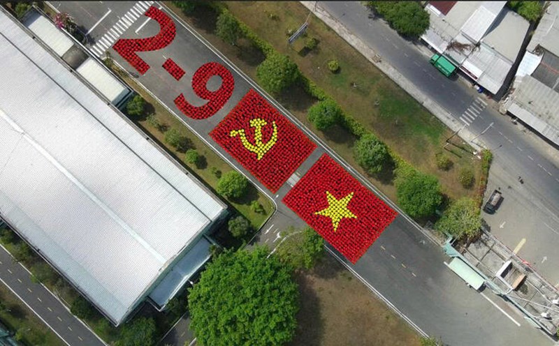 More than 3,000 Lefaso Tra Vinh workers will participate in arranging the Party and Fatherland flags to celebrate National Day on August 31. Photo: Provided by the company