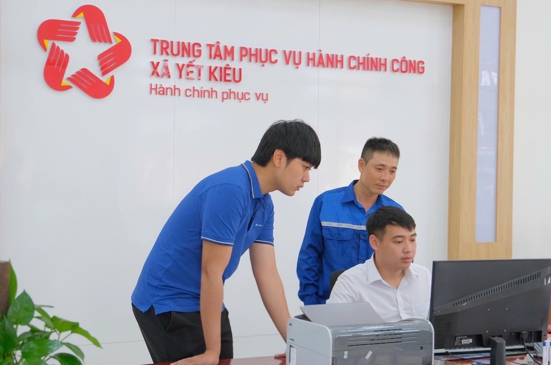 Nhan vien VNPT ho tro can bo xa Yet Kieu - TP Hai Phong thuc hien cac nghiep vu tren Cong dich vu Cong Quoc gia. Anh: Mai Hong 