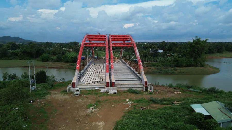 The Dong Gia Lai economic corridor and bridge project with an investment capital of 1,325 billion VND is removing obstacles to site clearance. Photo: Thanh Tuan