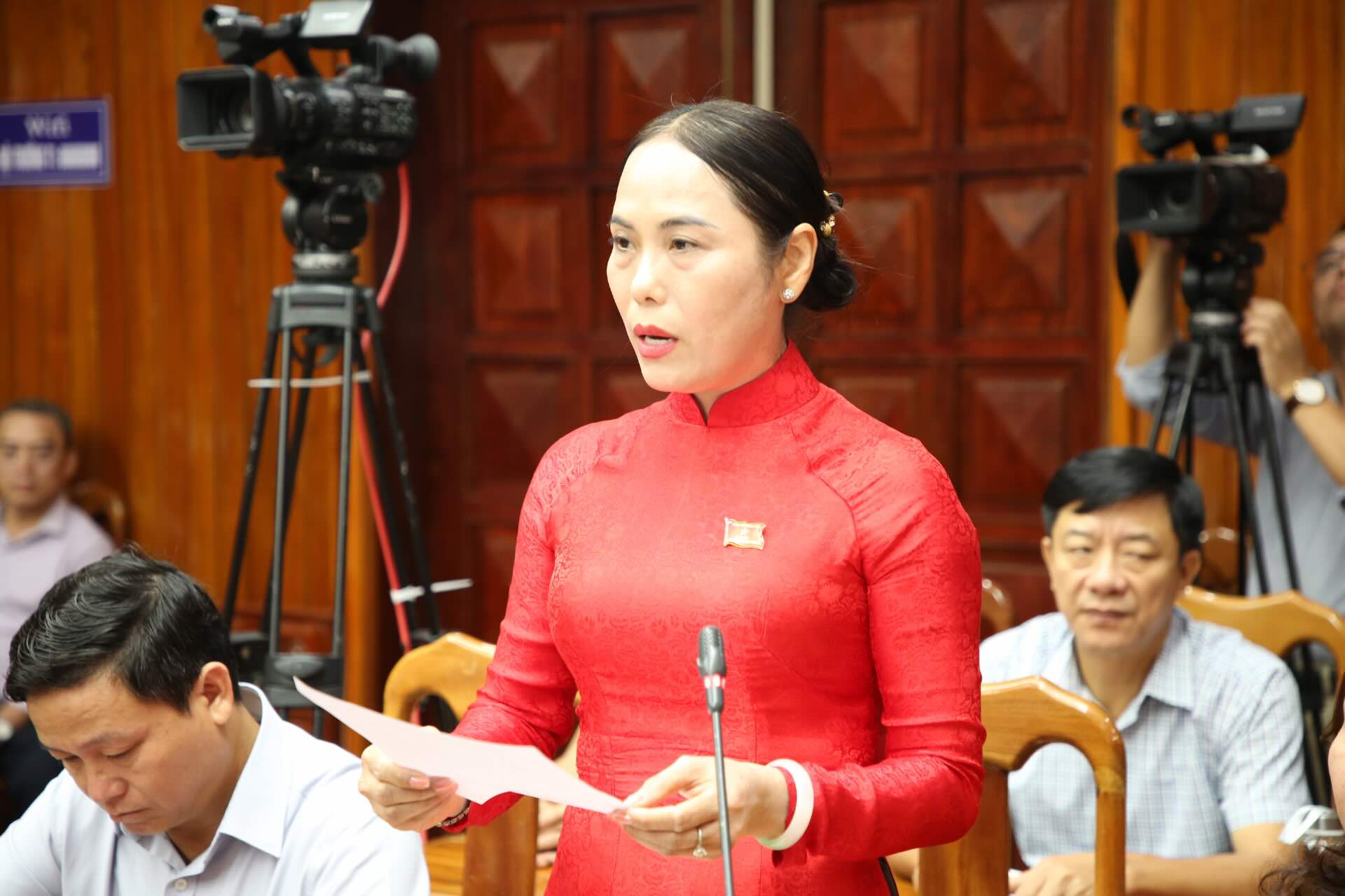 Dai bieu Phan Thi Quyen chat van Giam doc So Nong nghiep va Moi truong Quang Tri. Anh: Cong Sang