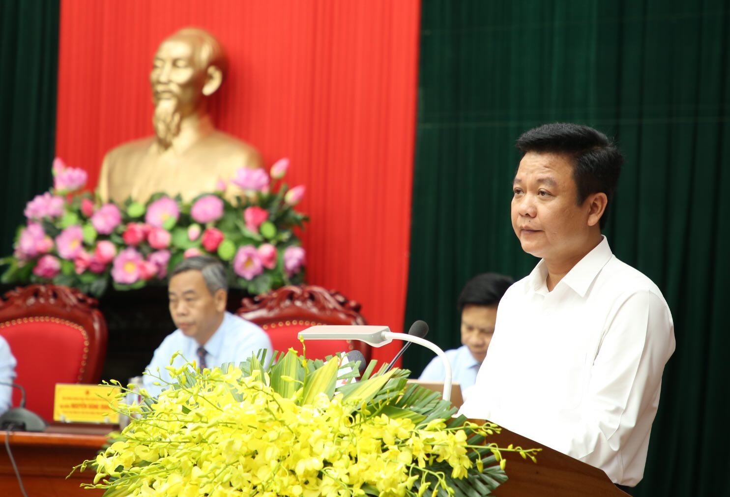 The Director of the Department of Agriculture and Environment of Quang Tri answers questions about the issue of handling land procedures in the area. Photo: Cong Sang