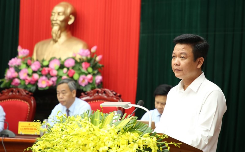 The Director of the Department of Agriculture and Environment of Quang Tri answers questions about the issue of handling land procedures in the area. Photo: Cong Sang