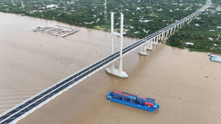 Rach Mieu 2 Bridge connecting Vinh Long - Dong Thap is being completed, preparing to open to traffic on the occasion of the 80th anniversary of the August Revolution and National Day on September 2. Photo: Hoang Loc