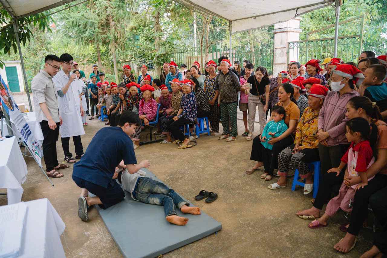 Bring medical knowledge and use of popular medicinal herbs to people and children in remote areas. Photo: Minh Ngoc