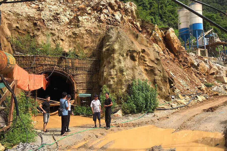 Son La성 Chieng Mung, xa Nam Pan 5, 수력 발전소 터널 시공팀은 노동 신문 보도 후 임금을 전액 지급받았습니다. 사진: Yen San