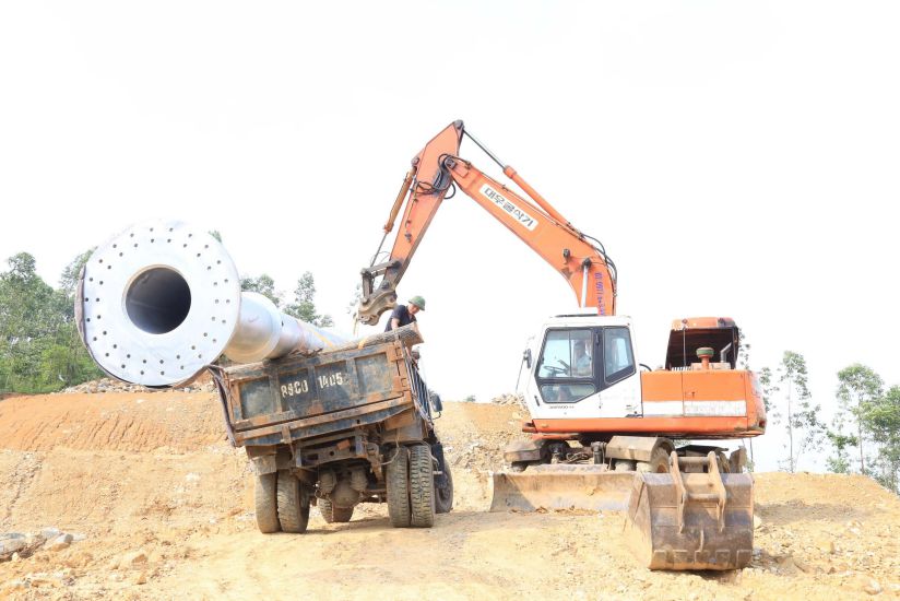 일부 위치는 밀레니엄 숲 깊숙이 들판 밖으로 위치하여 시공 장비를 옮기는 데 어려움이 많습니다. 사진: 바오 응우옌