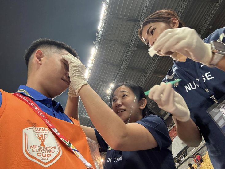 Medical forces treated the reporter's wound on the field. Photo: Thanh Vu