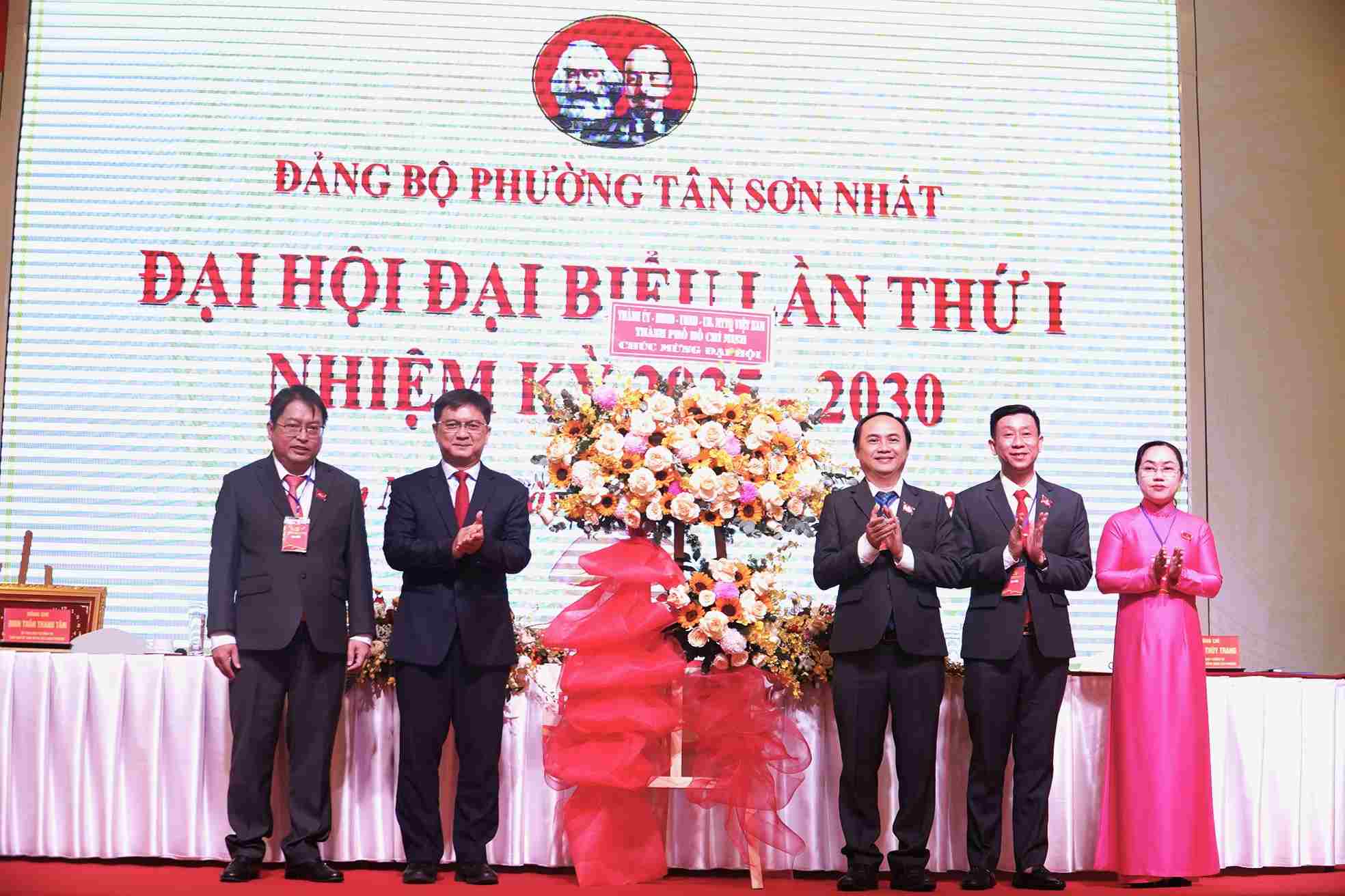 Dai dien UBND TPHCM tang hoa chuc mung Dai hoi o phuong Tan Son Nhat. Anh: Minh Tam