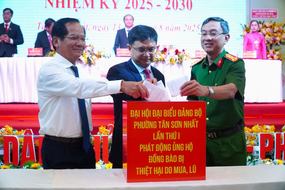 Lanh dao TPHCM ung ho dong bao lu lut tai Dai hoi. Anh: Minh Tam