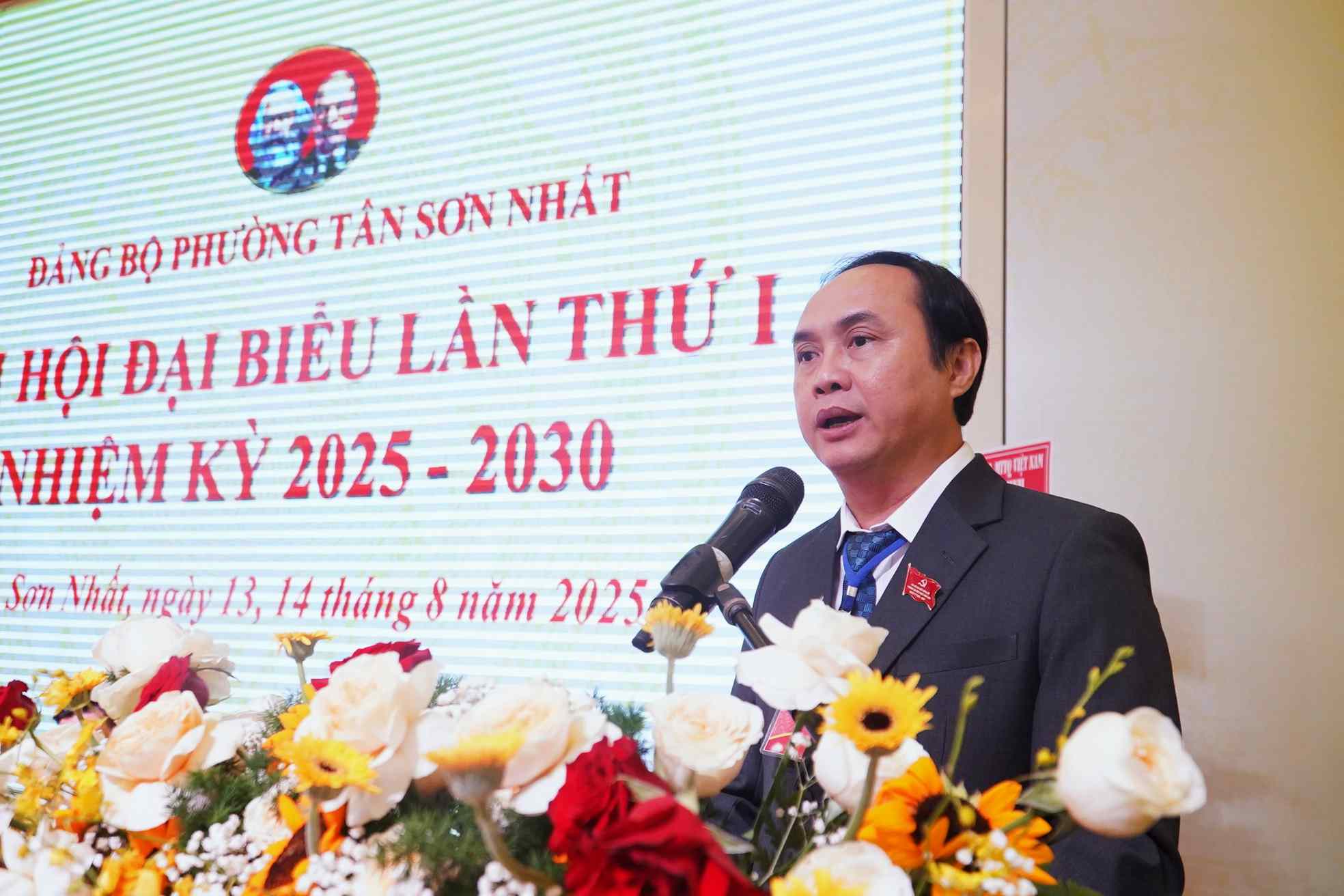 Bi thu Dang uy phuong Tan Son Nhat Le Hoang Ha phat bieu khai mac hoi nghi. Anh: Minh Tam