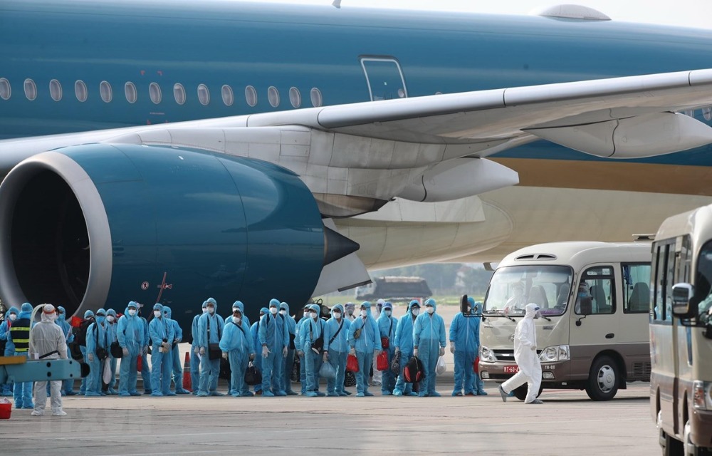 Trong tinh hinh dich COVID-19 dien bien phuc tap cac nam 2020-2022, Viet Nam thuc hien bao ho, dua nhieu cong dan ve nuoc an toan. Anh: VGP