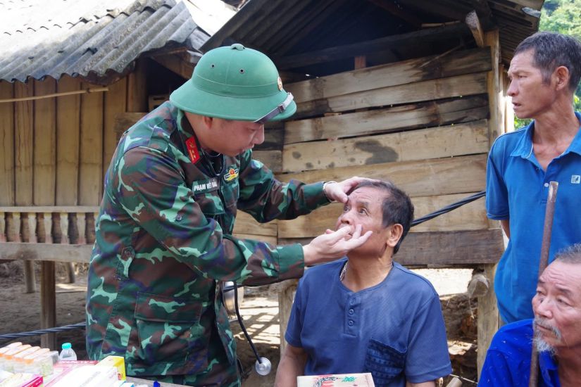 Nghe An military medical staff examine people in flooded areas. Photo: Ngoc Anh