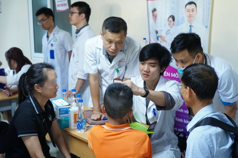 Cac bac si chuyen nganh rang ham mat tham kham cho cac tre em di tat khe ho moi vom mieng. Ho deu la nhung nguoi hoc tro xuat sac cua GS.TS Trinh Dinh Hai. Anh: Thuy Linh