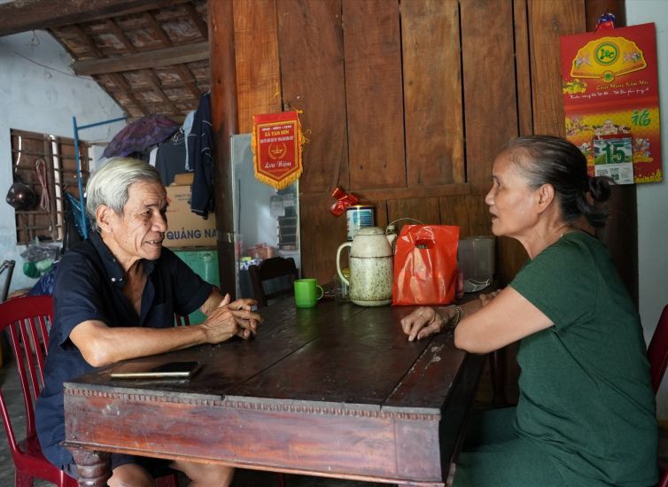 La veterana Dang Thi Cuc visita y comparte regularmente con las familias de veteranos que todavia enfrentan dificultades en la localidad. Foto: Truong An