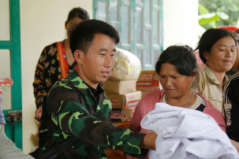 When the flood area received the attention of people across the country, the Head of Mua A Thi village was busy managing and distributing relief goods to each household. Photo: Quang Dat