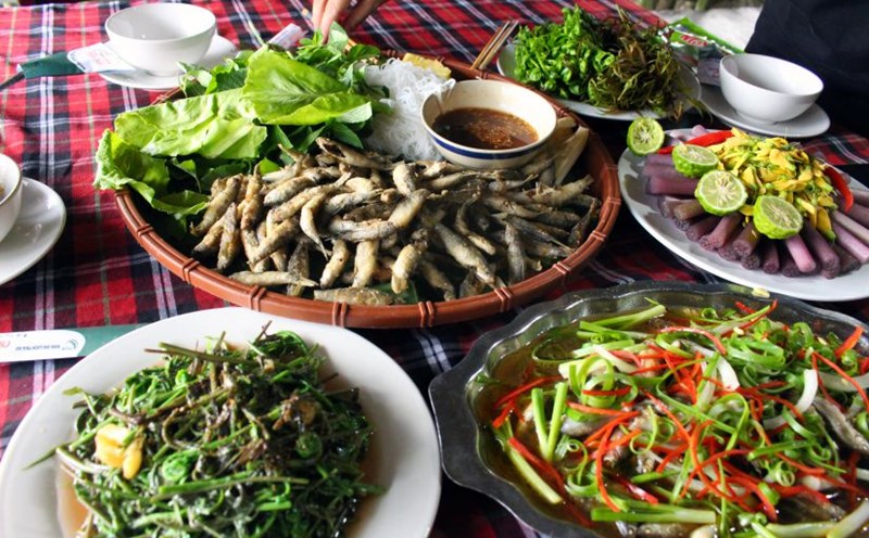 Serving with linh fish specialties are many types of Vietnamese coriander. Photo: Luc Tung
