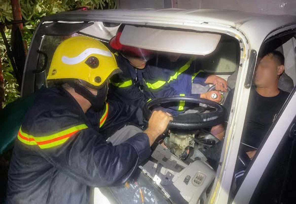 The Fire Prevention and Rescue Police force used hydraulic equipment to separate, separate, and shock the victim. Photo: Quang Ninh Police