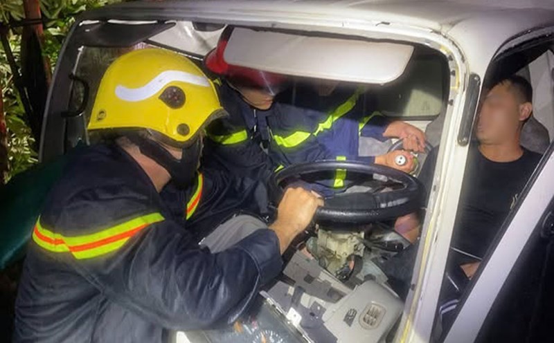 The Fire Prevention and Rescue Police force used hydraulic equipment to separate, separate, and shock the victim. Photo: Quang Ninh Police