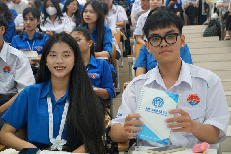 학생 대학생은 건강 보험에 가입하고 재학 중인 교육 기관에서 학년 초부터 비용을 납부해야 합니다. 이 과정은 3개월제 찬 6개월제 또는 12개월제의 3가지 방법으로 진행됩니다. 사진: 호치민시 사회 보험 제공