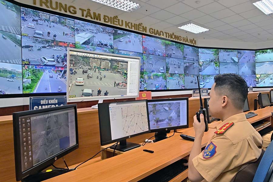 Traffic light incident at central intersection and quick response of Hanoi Traffic Police