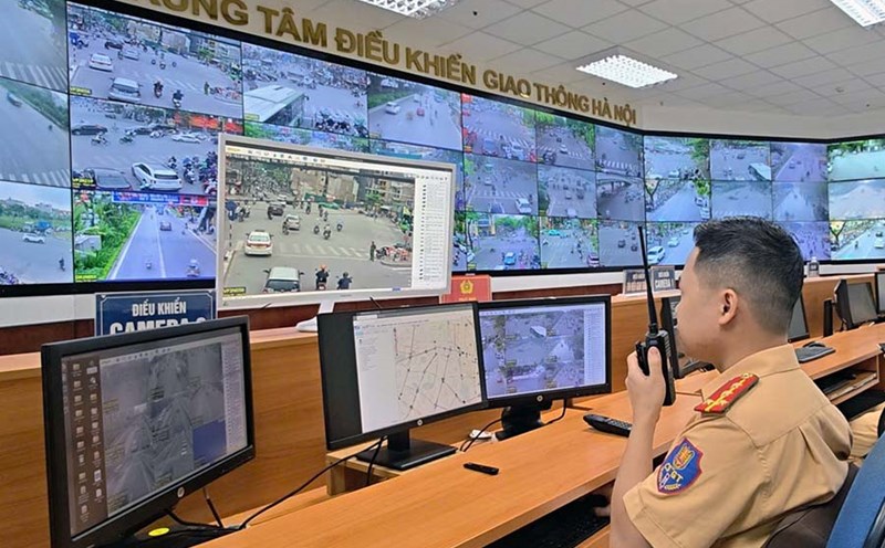Traffic light incident at central intersection and quick response of Hanoi Traffic Police