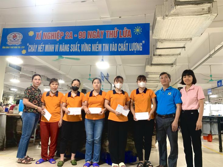 흥옌 봉제 총공사 노동조합은 노동자들의 삶에 대한 실질적인 관심을 보여주기 위해 근로자들에게 선물을 증정하는 행사를 조직했습니다. 사진: 호앙남