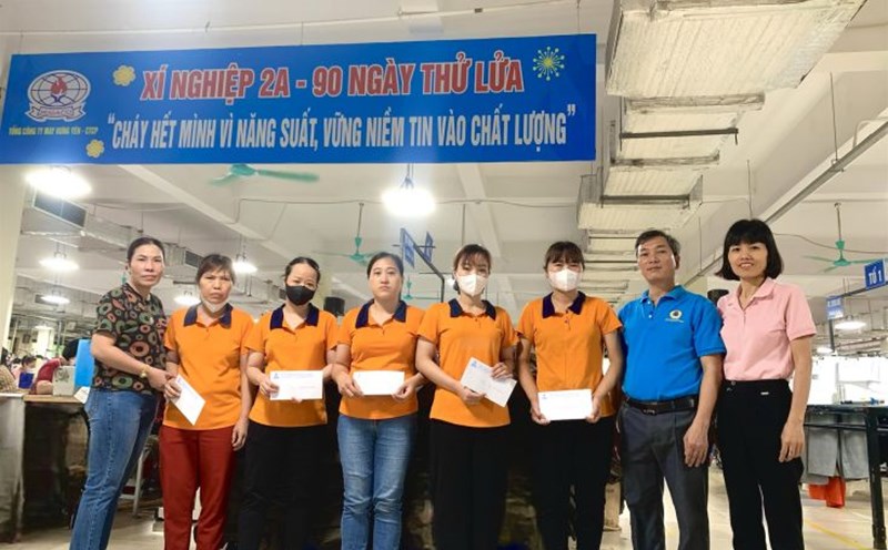 The Hung Yen Garment Corporation's Trade Union organized a gift giving ceremony for workers, demonstrating practical concern for the lives of workers. Photo: Hoang Nam