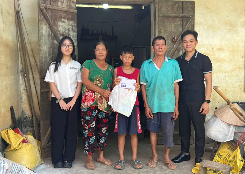 Many difficult circumstances are supported by benefactors to go to school. Photo: Tan Van