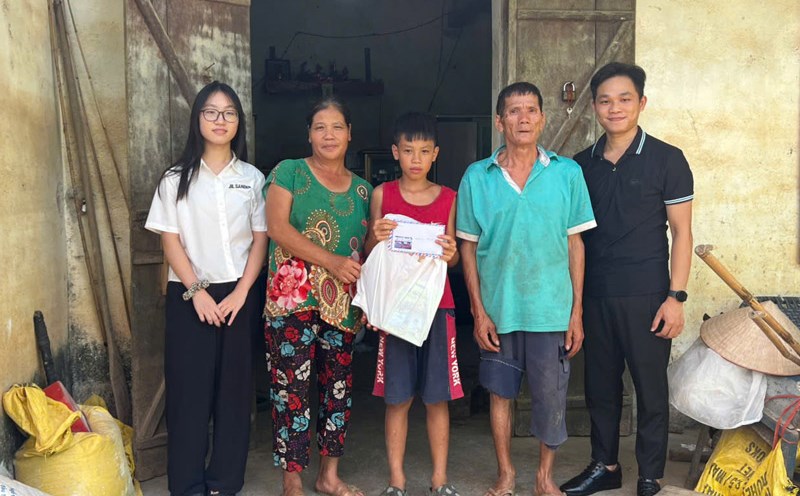 Many difficult circumstances are supported by benefactors to go to school. Photo: Tan Van
