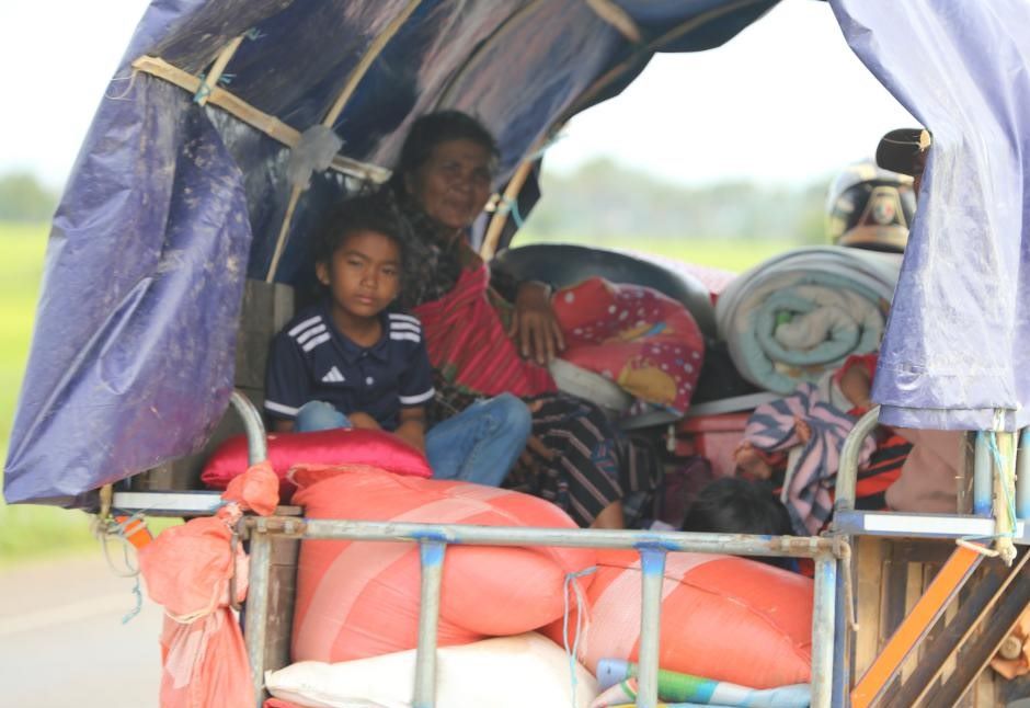 2025년 7월 25일 피난을 떠나는 오다르 미안체이 지방 국경 근처에 사는 캄보디아 사람들. 사진: 신화통신