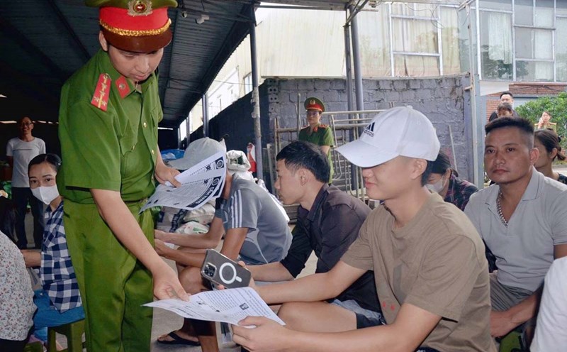 Hung Ha Commune Police Department distributed handbooks to propagate signs of identification and prevention of online fraud to workers and laborers. Photo: Hung Yen Provincial Police